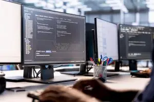 écran affichant du code pour illustrer nos services