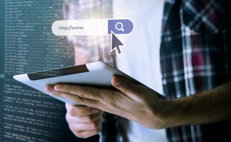homme qui tient une tablette, une barre de recherche web apparait au-dessus
